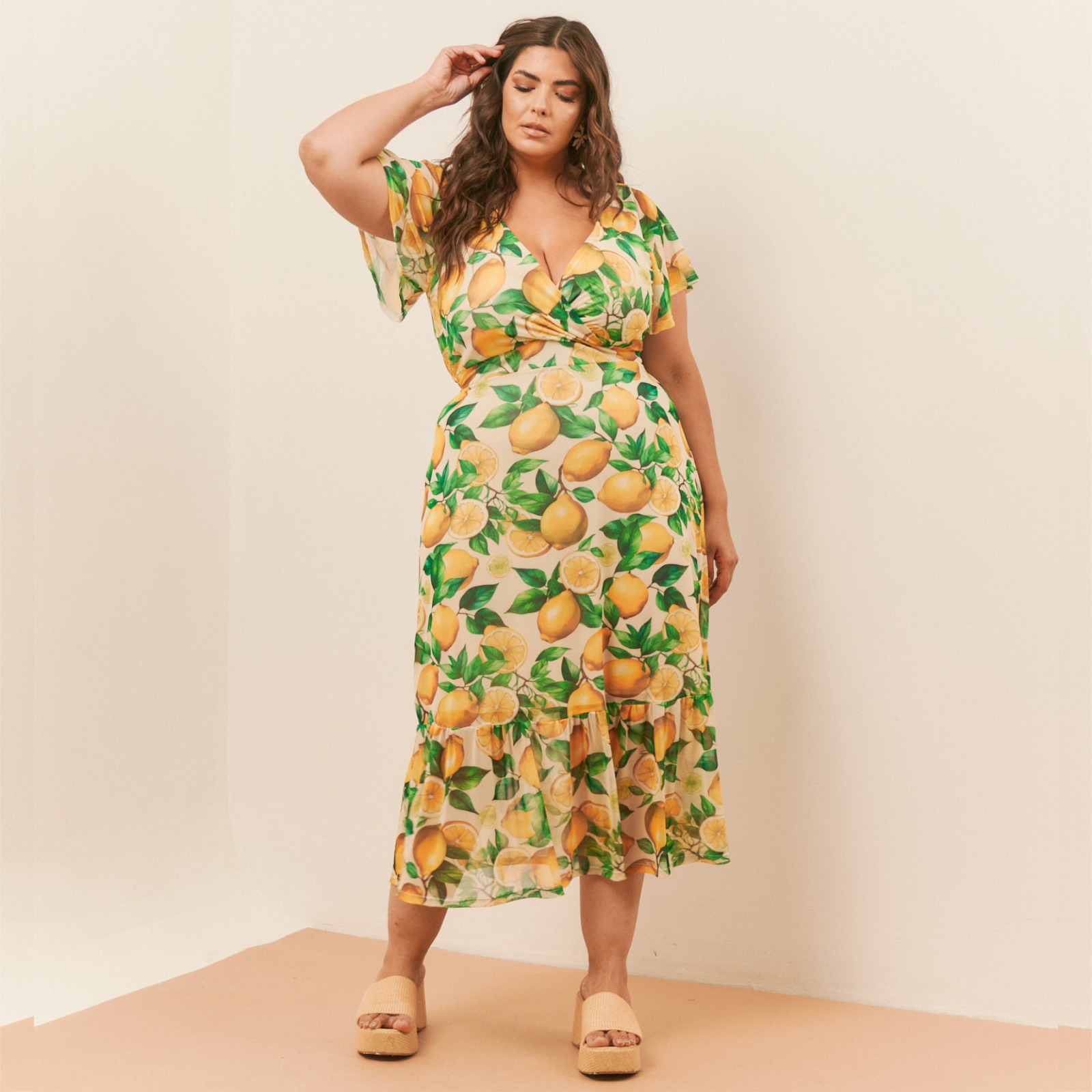 Vestido Mid Plus Size Manga Curta Ref 3977 Estampa Limão