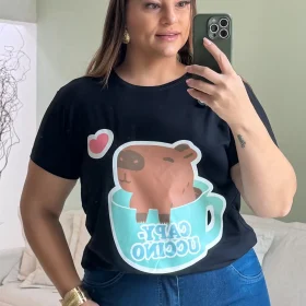 T-shirt Feminina Plus Size Manga Curta Capivara Preto